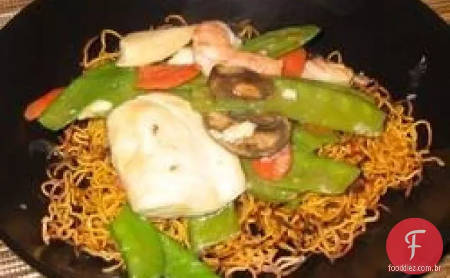Panquecas de macarrão chinês com aspargos