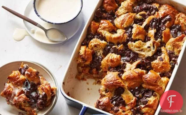 Pudim de pão Croissant de Chocolate com molho de Sorvete De Bourbon