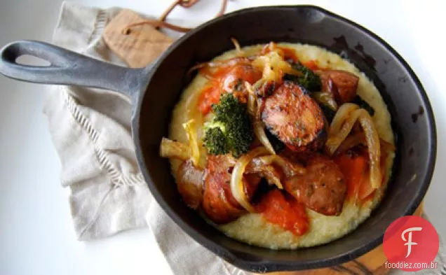 Salsicha De Frango Com Cebola Caramelizada, Brócolis E Grãos De Queijo