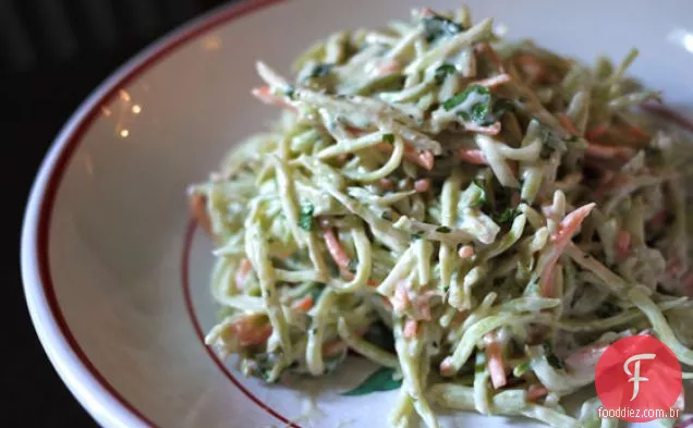 Brócolis Slaw Com Molho De Iogurte De Coentro