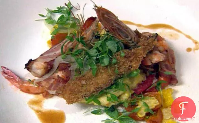 Pancetta embrulhou camarão Bayou La Batre com Rikards Mill grãos de milho amarelo e tomates grelhados