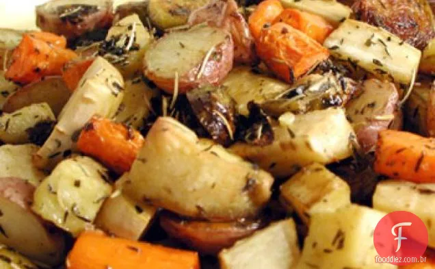 Batatas assadas, cenouras, pastinaga e couves-de-Bruxelas