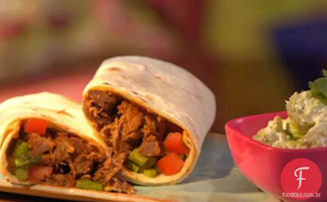 Tacos macios de carne com creme de abacate com alho e salsa de aspargos assados