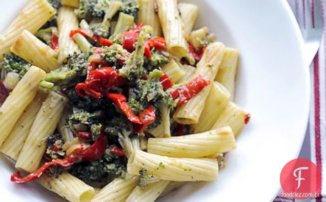 Macarrão Maccheroni Com Pimentão Vermelho E Brócolis