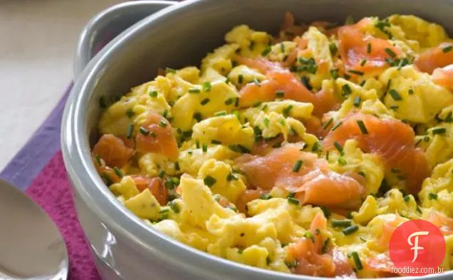 Ovos mexidos com salmão defumado