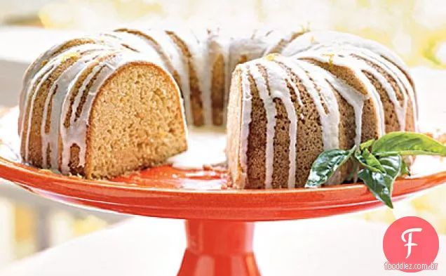 Bolo de libra com esmalte de manjericão e limão