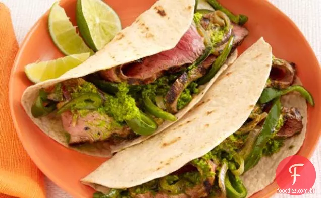 Fajitas de bife de Sunny Anderson com chimichurri e pimentas bêbadas