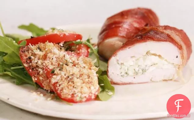 Saltimbocca de frango recheado com rúcula e salada de tomate