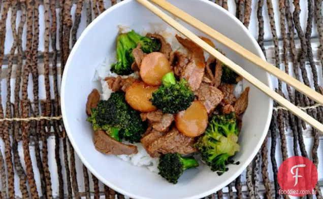 Carne De Brócolis Com Castanhas De Água E Arroz De Jasmim