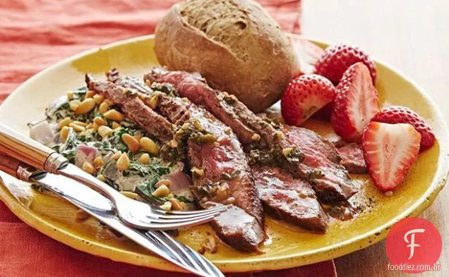 Bife de flanco com acelga suíça cremosa e pinhões