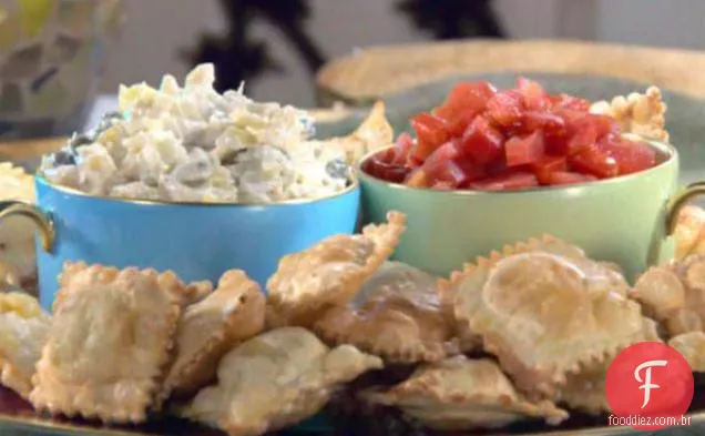 Ravioli de queijo frito com tomate pimenta sabor e alcachofra alcaparras