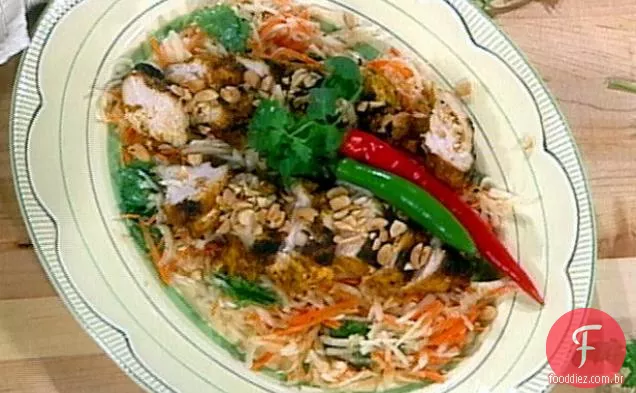 Frango grelhado Tandoori-temperado sobre Salada de mamão verde