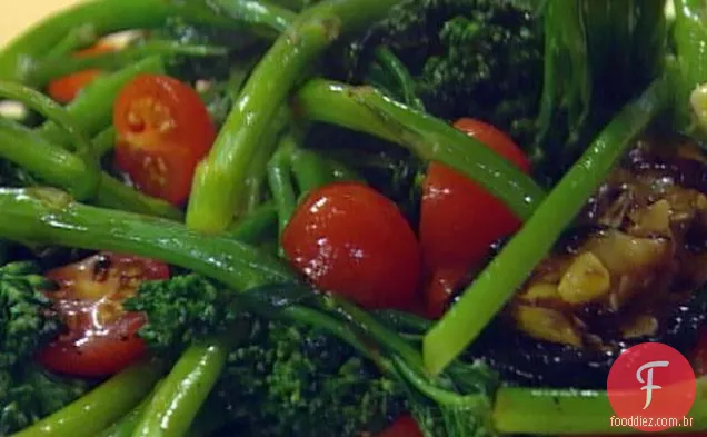 Broccolini com abobrinha grelhada e abóbora de Verão