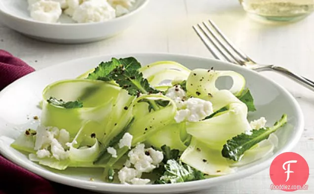 Salada de brócolis raspada com limão