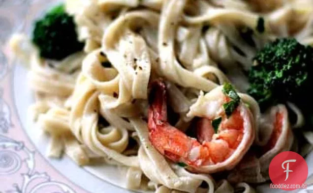 Camarão cremoso e brócolis Fettuccine