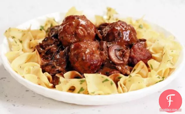 Almôndegas de vitela e porco com molho de cogumelos e macarrão de ovo