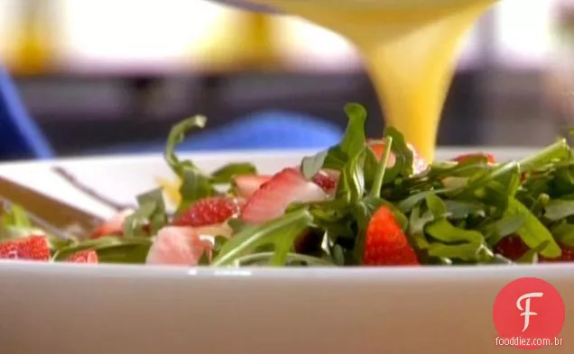 Salada de rúcula de morango com vinagrete de Limão doce