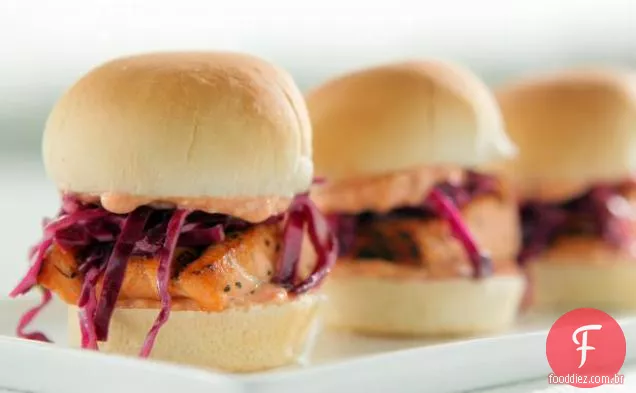 Sliders de salmão da costa e Slaw crocante