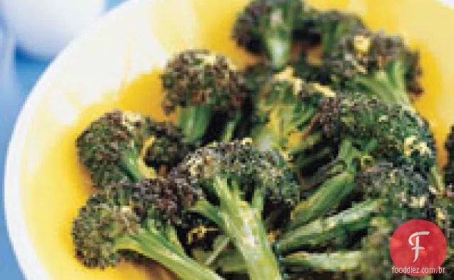Brócolis assado com Pesto De Castanha do Brasil