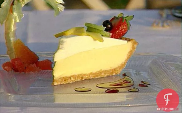 Torta de limão chave com crosta de caju com um Coulis de frutas chantilly
