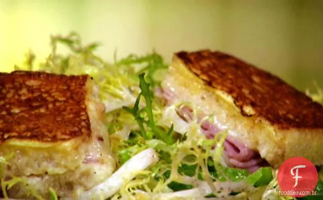 Croque Monsieur estilo Monte Cristo Croutons com salada de Frisee e vinagrete de chalota