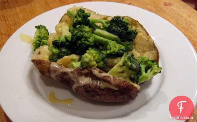 Jantar hoje à noite: batatas assadas com brócolis e Cheddar
