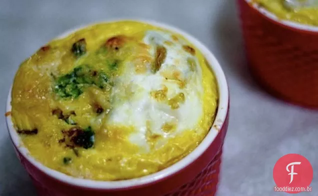 Frittatas Individuais De Bacon De Brócolis