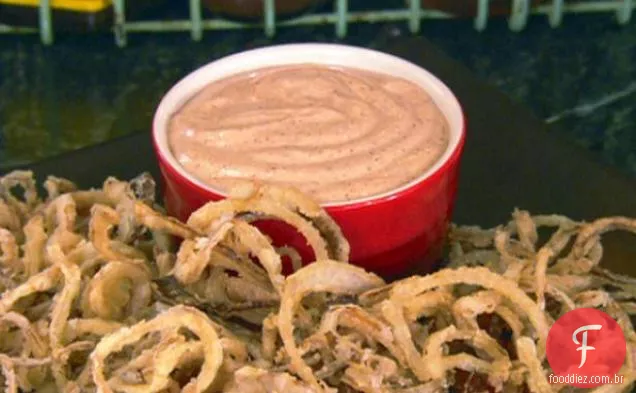 Anéis de cebola frita com molho de pimenta