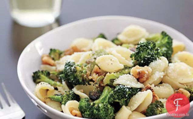 Orecchiette com brócolis assado e nozes