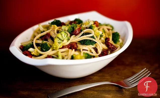 Macarrão Picante Com Pimenta Limão E Brócolis