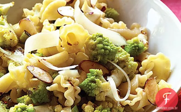 Romanesco brócolis e Massa de amêndoa torrada