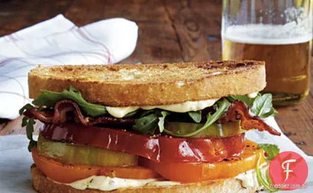 Sanduíches de tomate, rúcula e Bacon