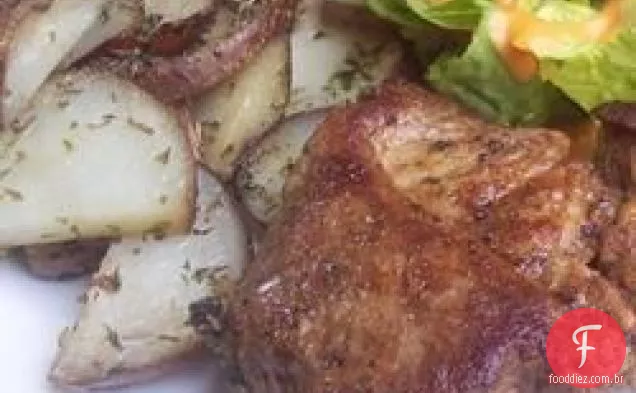 Costeletas de porco picantes com batatas novas assadas Herbed