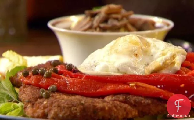 Páprica frango Schnitzel com ovos fritos (Holstein)