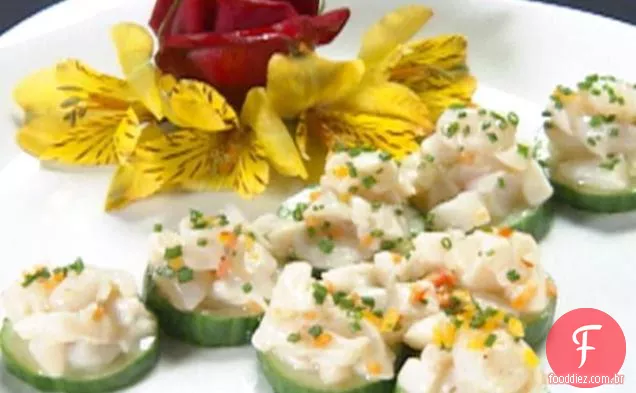 Ceviche de frutos do mar em pepino redondo coberto com Caviar Verde