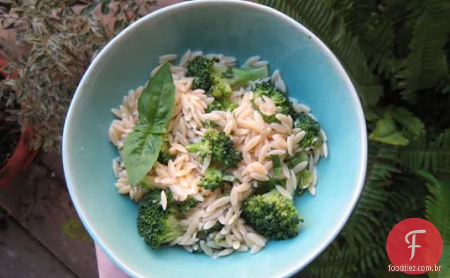 Salada De Brócolis E Orzo Com Vinagrete De Manjericão