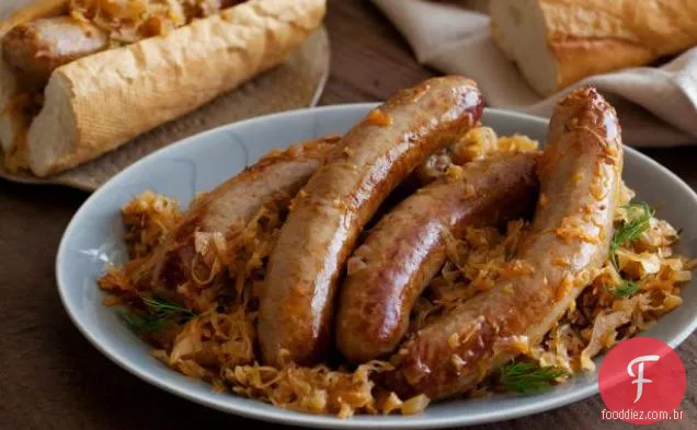 Bratwurst cozido com chucrute
