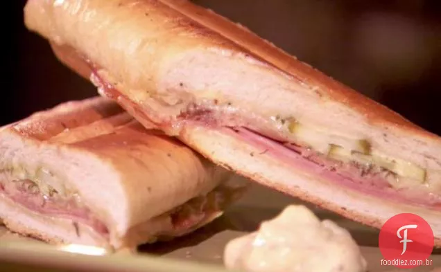 Sanduíche cubano com picles caseiros