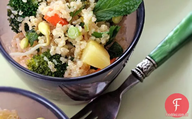 Salada De Quinoa Com Abacaxi, Brócolis E Hortelã