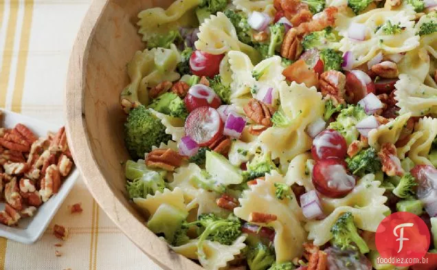Salada de brócolis, Uva e macarrão