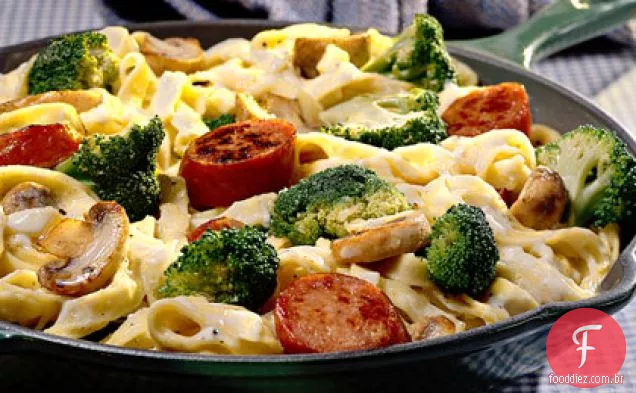 Macarrão Com Brócolis E Salsicha