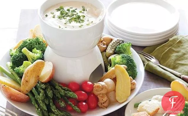 Fondue de queijo fácil com batatas dedilhadas, pão francês e vegetais selecionados