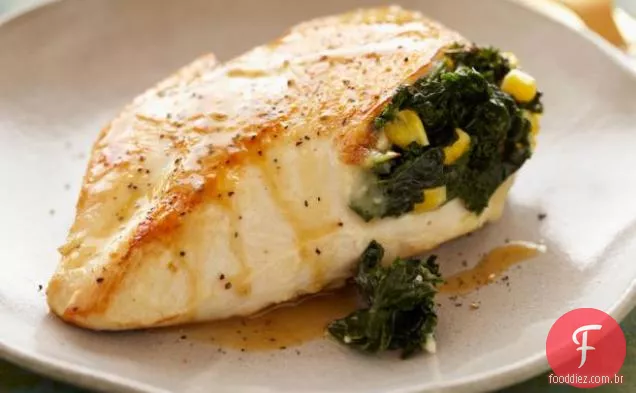 Peito de frango recheado com couve picante e milho