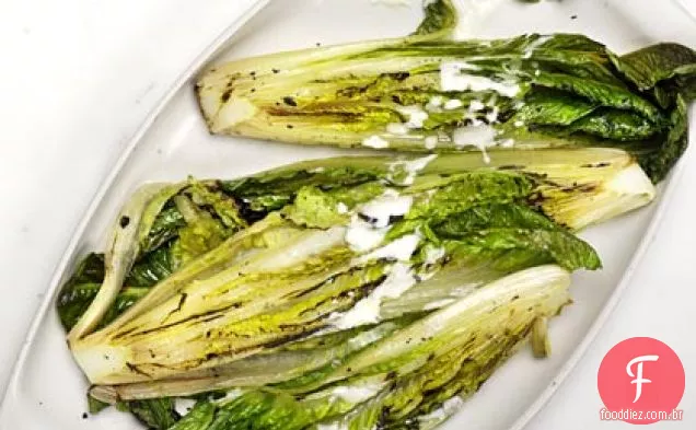 Romaine grelhado com molho do iogurte da Limão-Pimenta