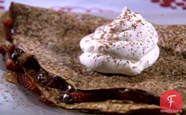 Crepes de morango com Chocolate Com Molho De Caramelo