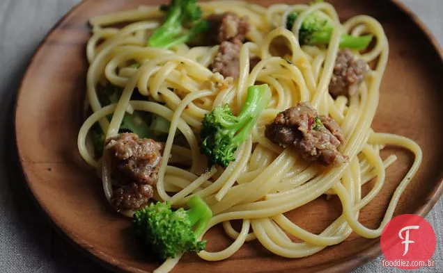 Linguine Com Salsicha E Brócolis