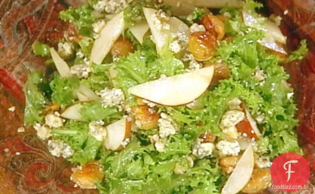 Salada de pêra, palafitas e chicória com castanhas crocantes
