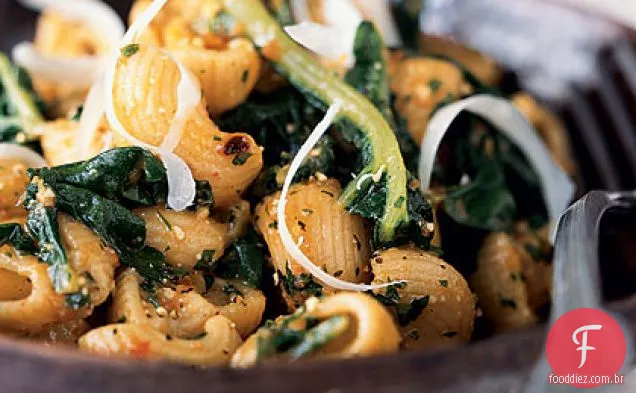 Cascas de macarrão de trigo integral com Pesto de tomate picante e verduras de Inverno