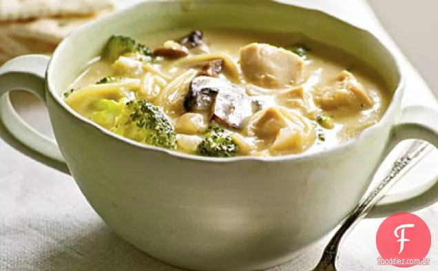 Brócolis e Sopa De Macarrão De Frango