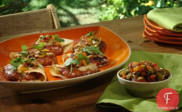 Tacos de linguiça quente e doce grelhados com esmalte de Damasco-Jalapeno, pimenta grelhada e Salsa de cebola roxa